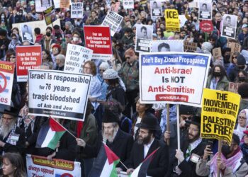 Manifestantes cerca de una oficina del Servicio de Inmigración y Control de Aduanas de Nueva York protestando por el arresto del graduado de la Universidad de Columbia y activista palestino Mahmoud Khalil. Foto: EFE/EPA/SARAH YENESEL.