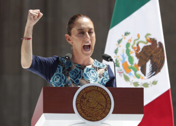 La presidenta de México, Claudia Sheinbaum, habla en una asamblea pública el domingo 9 de marzo de 2025, en el Zócalo de la Ciudad de México. Foto: Mario Guzmán / EFE.