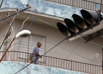 Un semáforo sin electricidad en La Habana Foto: EFE/ Ernesto Mastrascusa.