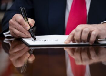 Trump firma una orden ejecutiva. Foto: EFE/EPA/AL DRAGO / POOL.