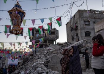 Palestinos cuelgan adornos junto a sus casas destruidas en preparación para el mes sagrado del Ramadán en Khan Yunis, sur de la Franja de Gaza, el 28 de febrero de 2025. Foto: HAITHAM IMAD/
EFE/EPA.