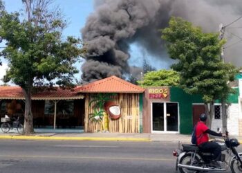 Incendio en una instalación de Varadero, el 5 de marzo de 2025. Foto: Tomada del perfil de Facebook del Periódico Girón.