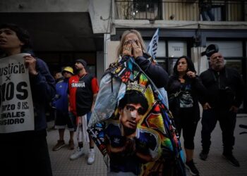 Simpatizantes de Diego Armando Maradona esperan frente a los tribunales de San Isidro. Foto: Juan Ignacio Roncoroni/EFE