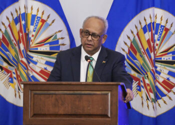 Albert Ramdin habla durante su primer discurso ante la Asamblea General este lunes, en la sede de la OEA en Washington. Foto:  Lenin Nolly/EFE.