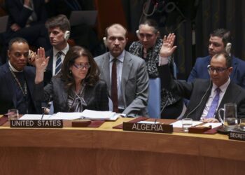 La Embajadora Dorothy Camille Shea (izquierda), Encargada de Negocios interina de los Estados Unidos vota durante una reunión del Consejo de Seguridad en la que se discutió la guerra en Ucrania en la sede de las Naciones Unidas en Nueva York el pasado 24 de febrero. Foto: EFE/EPA/SARAH YENESEL.