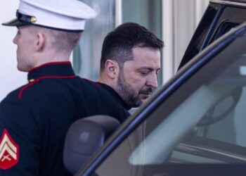 Zelenski abandona la Casa Blanca después de la ruptura en las negociaciones con  Donald Trump y la cancelación de la conferencia de prensa conjunta, el pasado 28 de febrero. Foto: EFE/EPA/SHAWN THEW.