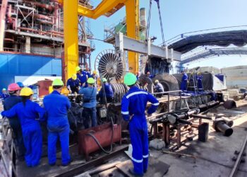 Trabajadores de la CTE Carlos Manuel de Céspedes, en Cienfuegos, realizan labores de mantenimiento en una de las principales unidades generadoras de electricidad en Cuba, fuera de circulación desde hace seis meses. Foto: Central Termoeléctrica de Cienfuegos.