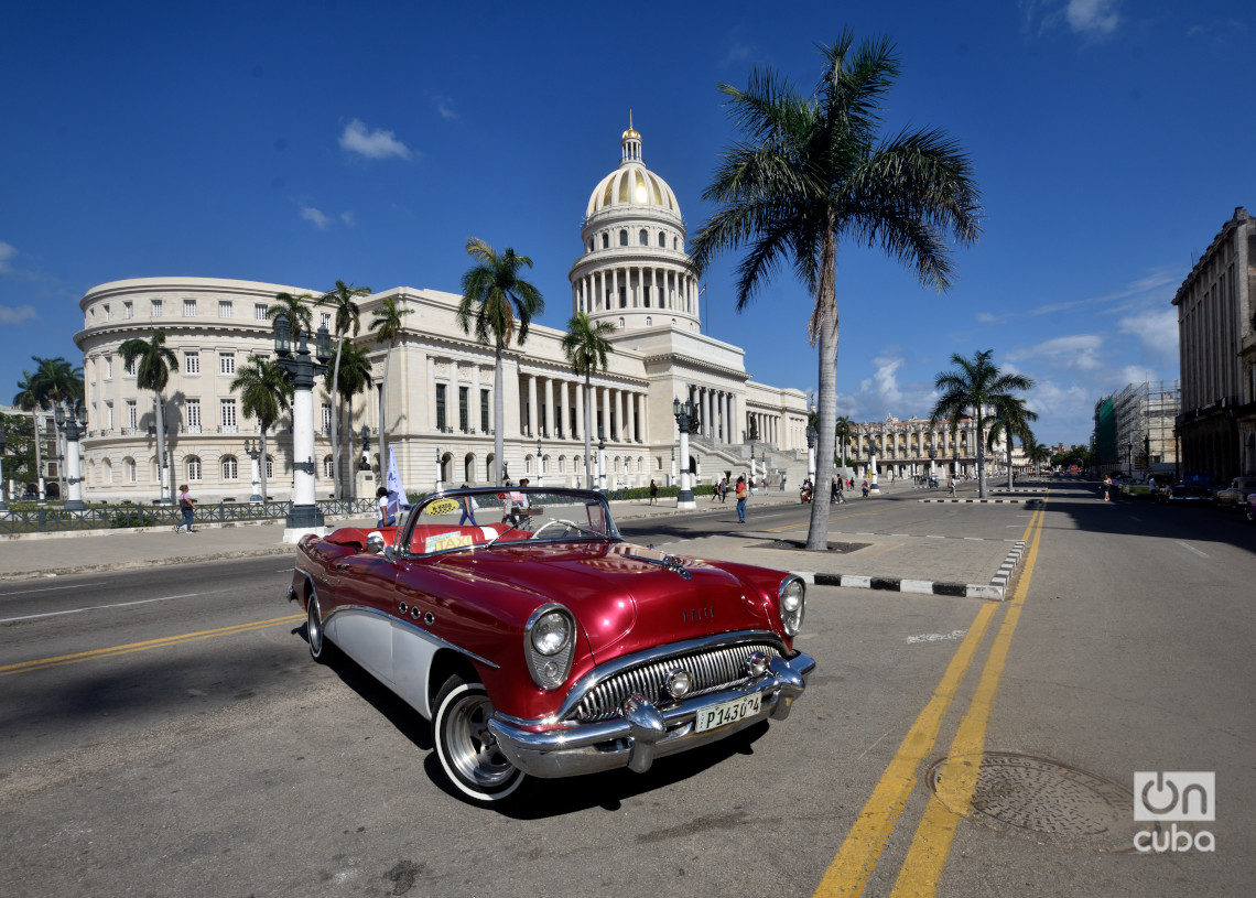 Un auto clásico a la espera de turistas en las cercanías del Capitolio de La Habana. Foto: Otmaro Rodríguez.