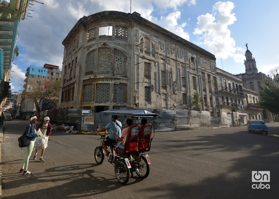 Antiguo teatro Campoamor, en las cercanías del Capitolio de La Habana. Foto: Otmaro Rodríguez.