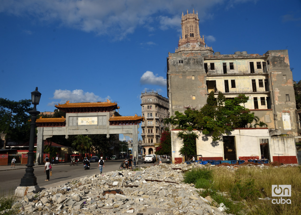 Pórtico del Barrio Chino (izq) y ruinas del Hotel New York (der), en el entorno del Capitolio de La Habana. Foto: Otmaro Rodríguez.