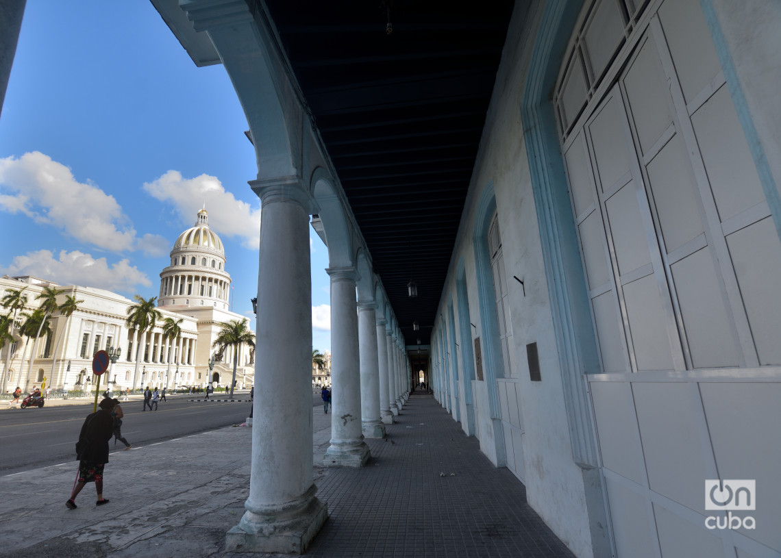 Portal del Primer Centro Gallego de La Habana, hoy escuela primaria Concepción Arenal. Foto: Otmaro Rodríguez.
