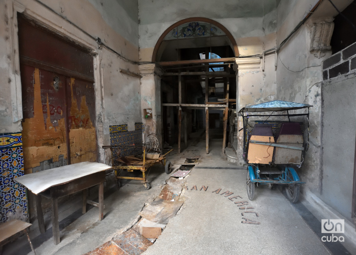 Entrada de un edificio en mal estado, en el entorno del Capitolio de La Habana. Foto: Otmaro Rodríguez.