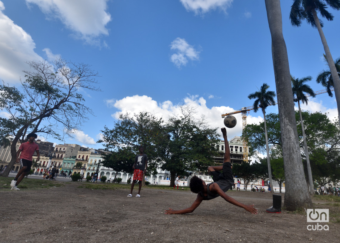 Edificio donde se encontraba el Diario de la Marina, luego sede de la Editora Abril y del Tribunal Provincial, frente al Capitolio de La Habana. Foto: Otmaro Rodríguez.