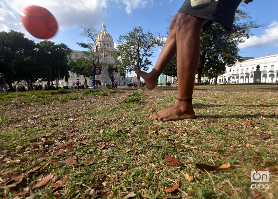 Jóvenes juegan fútbol en el Parque de la Fraternidad, a un costado del Capitolio de La Habana. Foto: Otmaro Rodríguez.