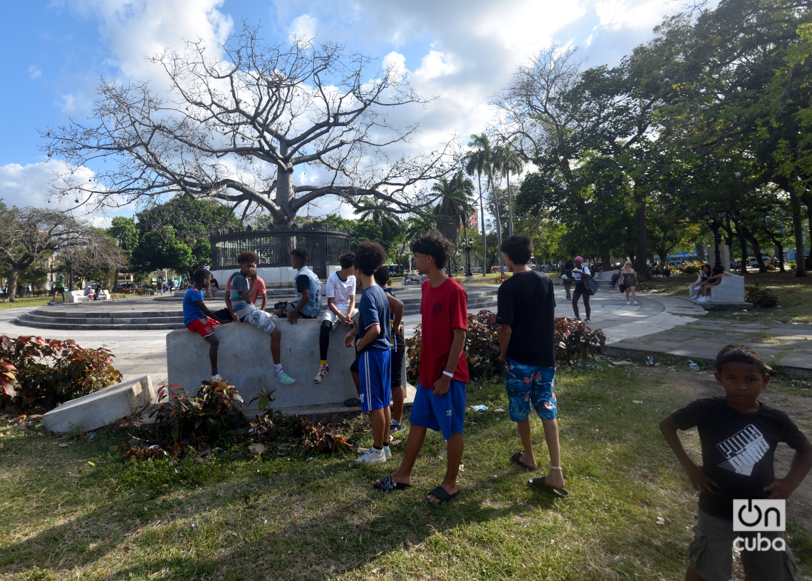 Niños y jóvenes en el Parque de la Fraternidad, a un costado del Capitolio de La Habana. Foto: Otmaro Rodríguez.