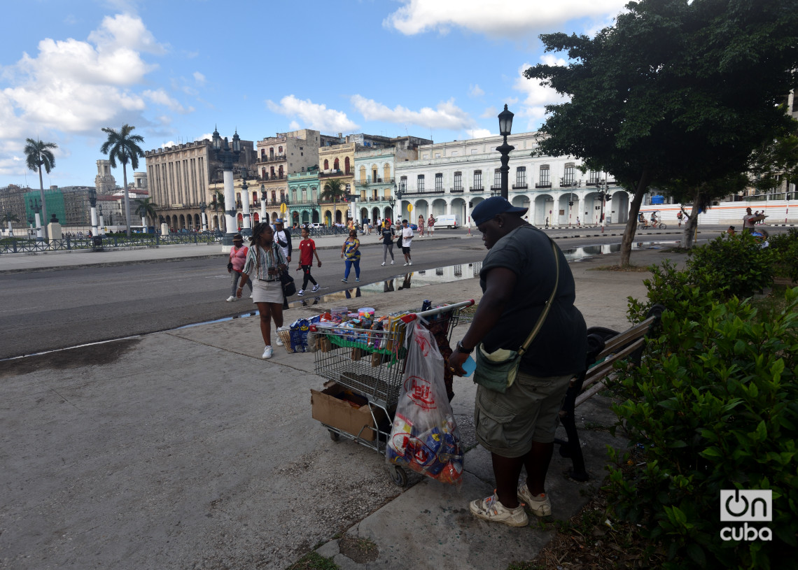 Vendedor ambulante en el Parque de la Fraternidad, a un costado del Capitolio de La Habana. Foto: Otmaro Rodríguez.