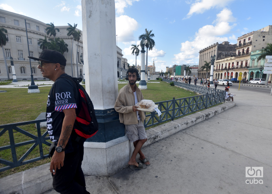 Un joven vende dulce de coco cerca del Capitolio de La Habana. Foto: Otmaro Rodríguez.