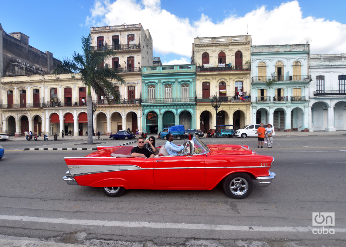 Turistas en un auto clásico en las cercanías del Capitolio de La Habana. Foto: Otmaro Rodríguez.