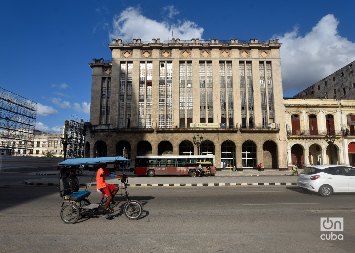 Edificio donde se encontraba el Diario de la Marina, luego sede de la Editora Abril y del Tribunal Provincial, frente al Capitolio de La Habana. Foto: Otmaro Rodríguez.