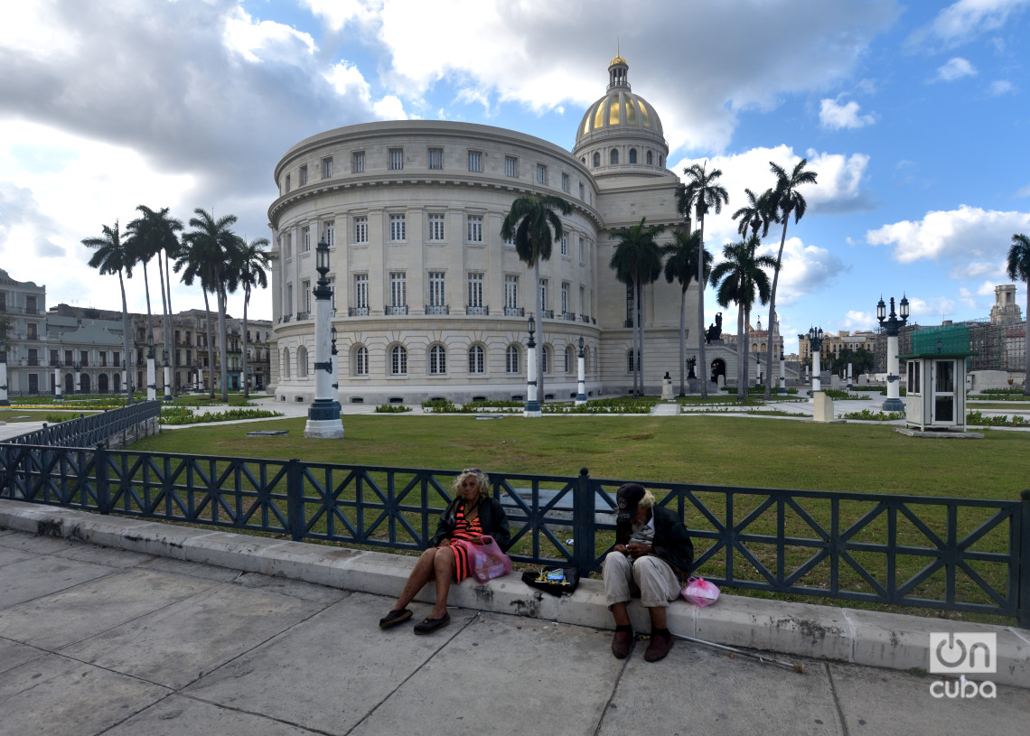 Personas de la tercera edad intentan vender caramelos cerca del Capitolio de La Habana. Foto: Otmaro Rodríguez.
