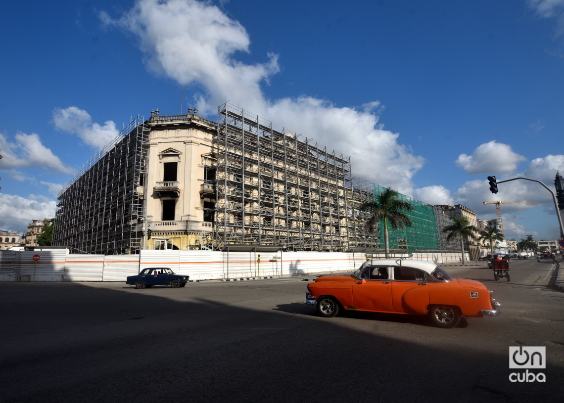 Fachada del cine Payret, actualmente en reconstrucción. Foto: Otmaro Rodríguez.
