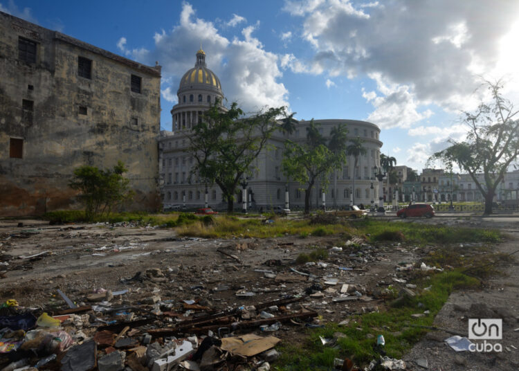 Lugar, hoy abandonado, donde antes se encontraba el taller de locomotoras de vapor, en las cercanías del Capitolio de La Habana. Foto: Otmaro Rodríguez.