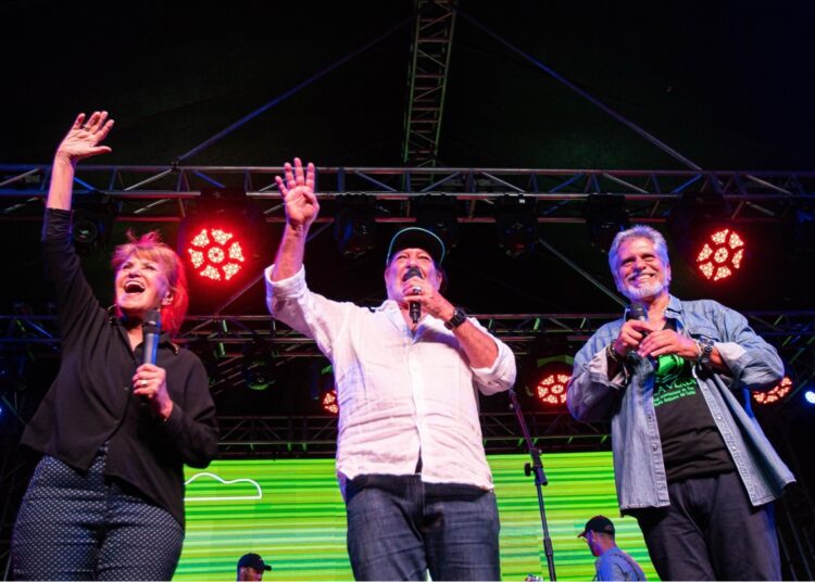 Mirta Ibarra, Premio Nacional de Cine 2025; Jorge Perugorría, Presidente del Festival Isla Verde; y René de la Cruz, miembro del comité organizador , clausuraron oficialmente la tercera edición del evento en la Isla de la Juventud, el sábado 12 de abril de 2025. Foto: Tomada del perfil de Facebook del Festival Isla Verde.