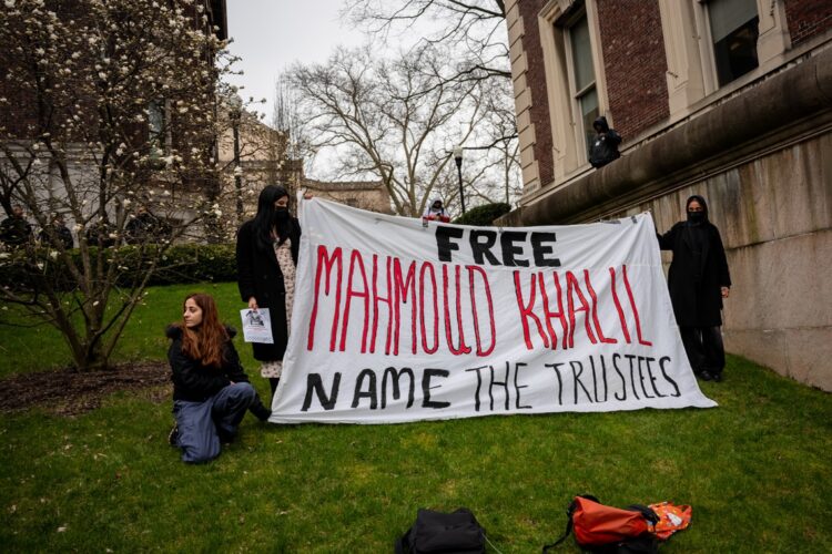 Estudiantes de la Universidad de Columbia con un cartel exigiendo liberar a  Mahmoud Khalil. Foto: EFE/EPA/ANGELINA KATSANIS.