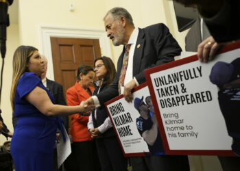 Jennifer Vásquez, la esposa de Kilmer Ábrego García, el inmigrante salvadoreño enviado por error a la cárcel de máxima seguridad de El Salvador, saluda al congresista demócrata Juan Vargas en el Congreso. Foto: EFE/ Lenin Nolly.