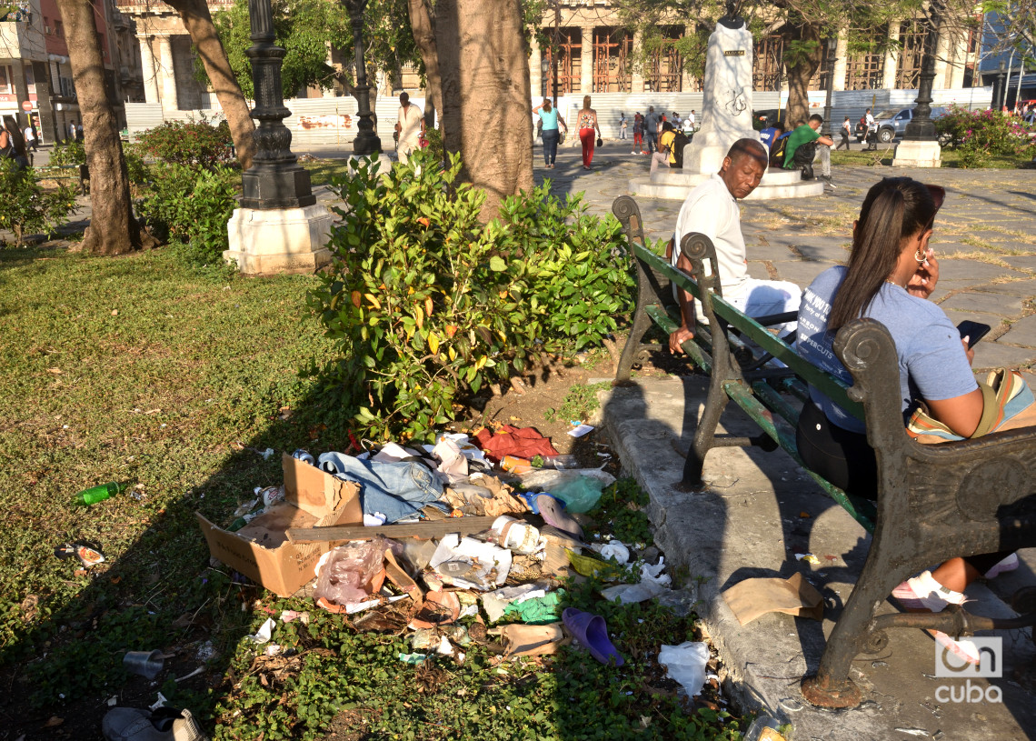 Suciedad y destrucción en el Parque Fraternidad de La Habana. Foto: Otmaro Rodríguez.