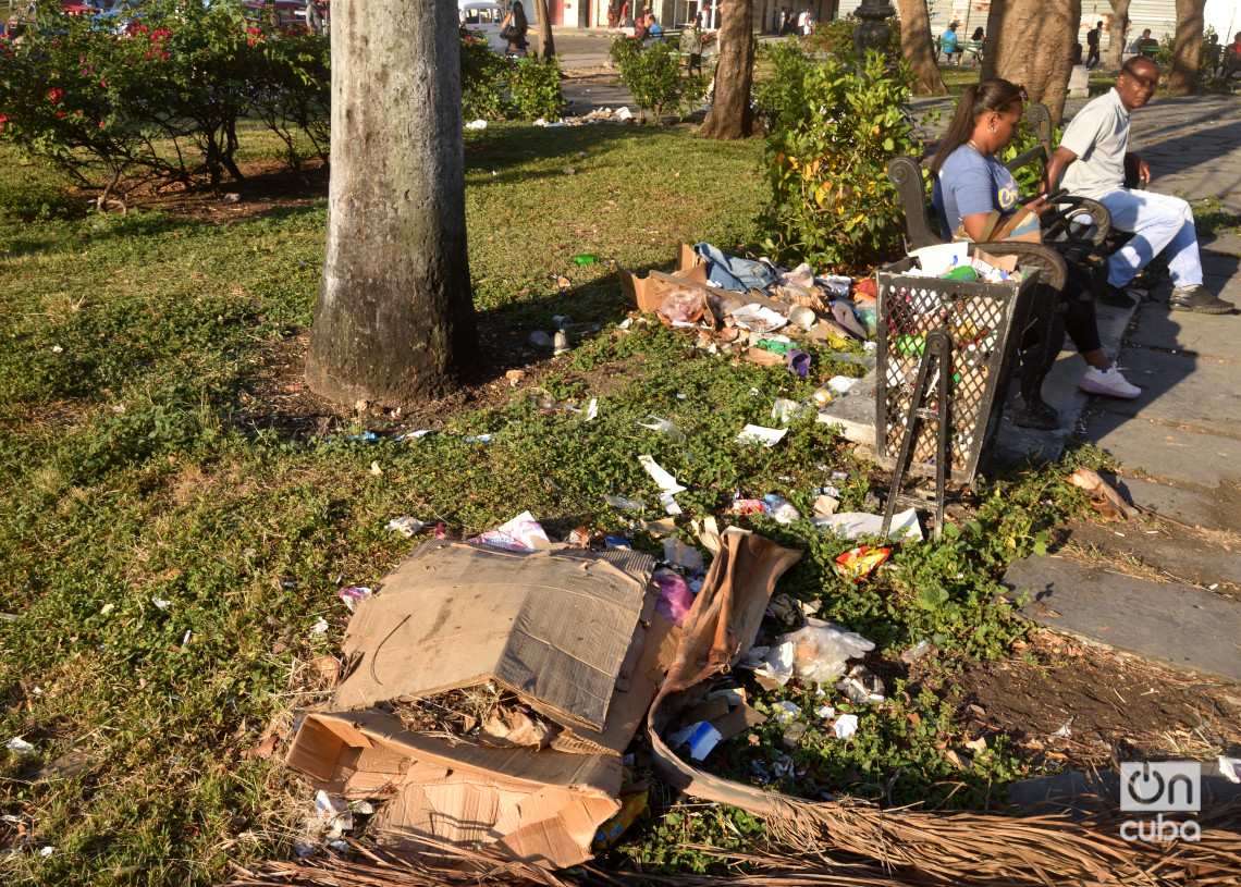 Suciedad y destrucción en el Parque Fraternidad de La Habana. Foto: Otmaro Rodríguez.