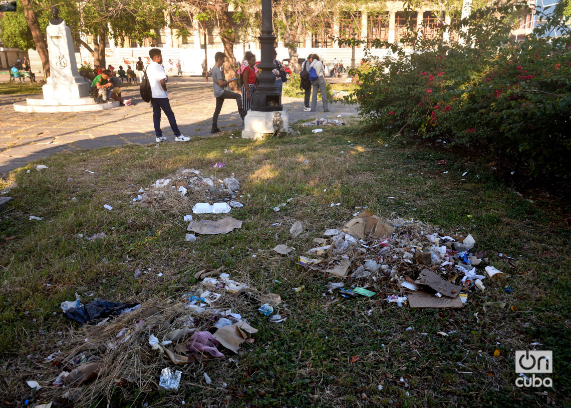 Suciedad y destrucción en el Parque Fraternidad de La Habana. Foto: Otmaro Rodríguez.