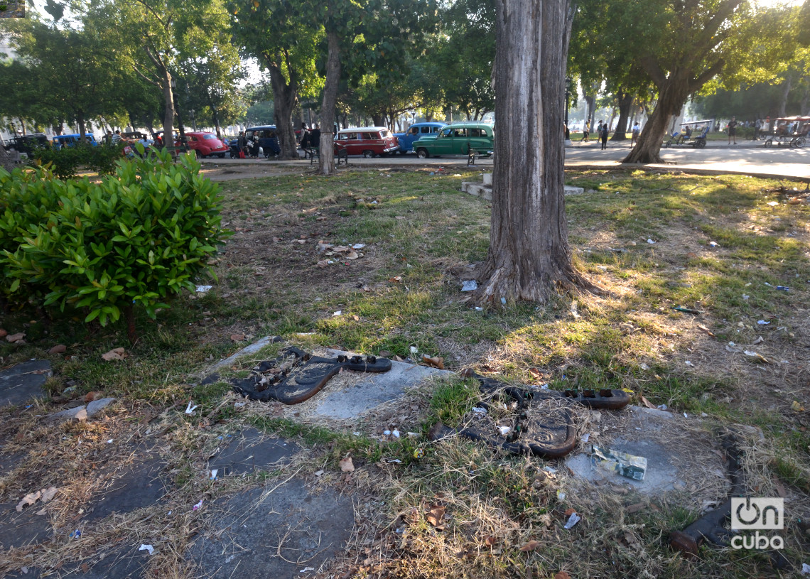 Suciedad y destrucción en el Parque Fraternidad de La Habana. Foto: Otmaro Rodríguez.