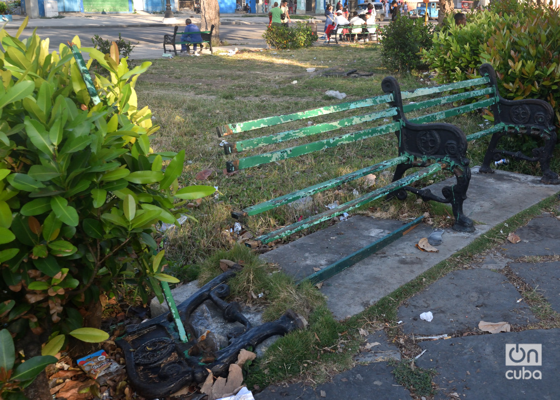 Suciedad y destrucción en el Parque Fraternidad de La Habana. Foto: Otmaro Rodríguez.