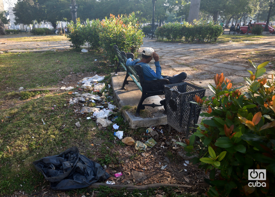 Suciedad y destrucción en el Parque Fraternidad de La Habana. Foto: Otmaro Rodríguez.