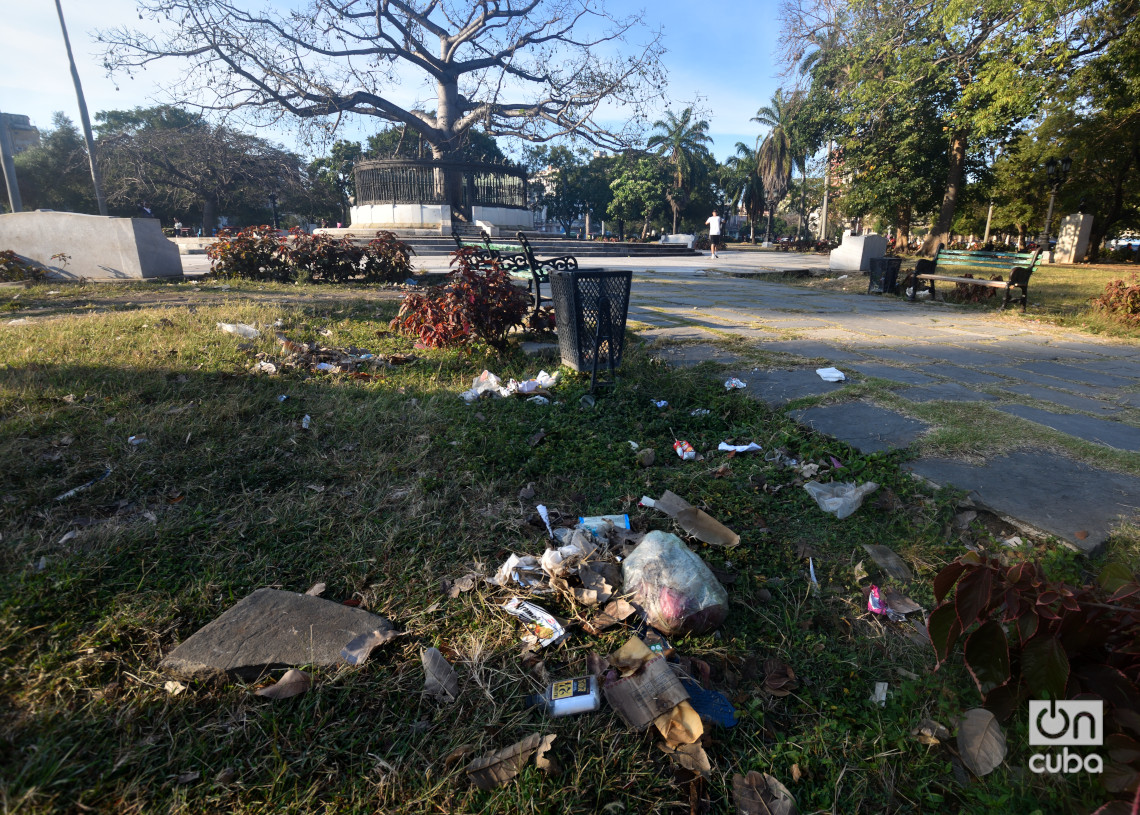 Suciedad y destrucción en el Parque Fraternidad de La Habana. Foto: Otmaro Rodríguez.