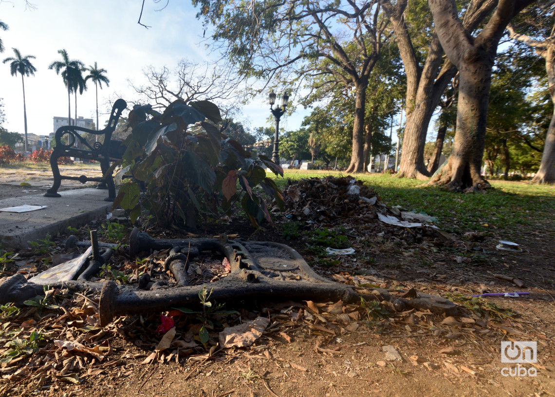 Suciedad y destrucción en el Parque Fraternidad de La Habana. Foto: Otmaro Rodríguez.