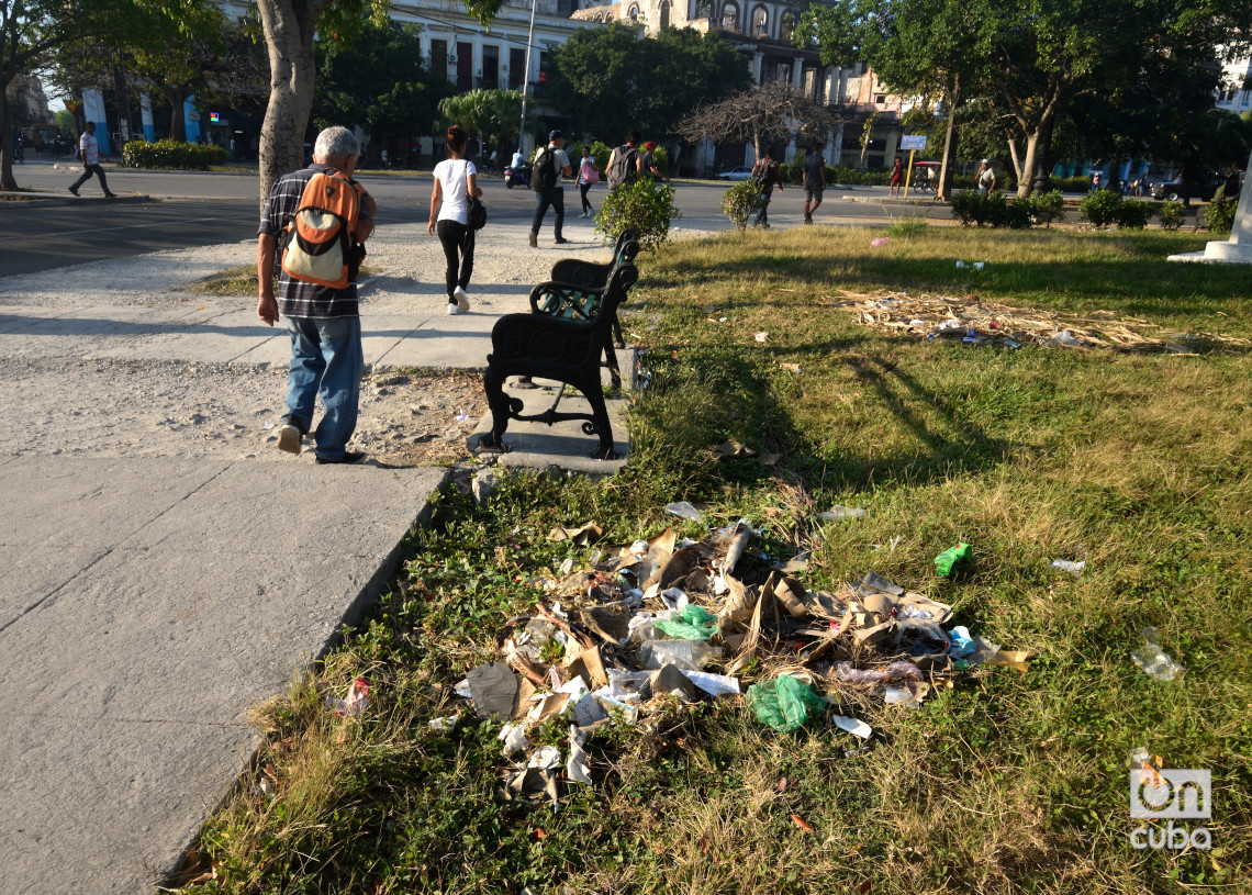 Suciedad y destrucción en el Parque Fraternidad de La Habana. Foto: Otmaro Rodríguez.