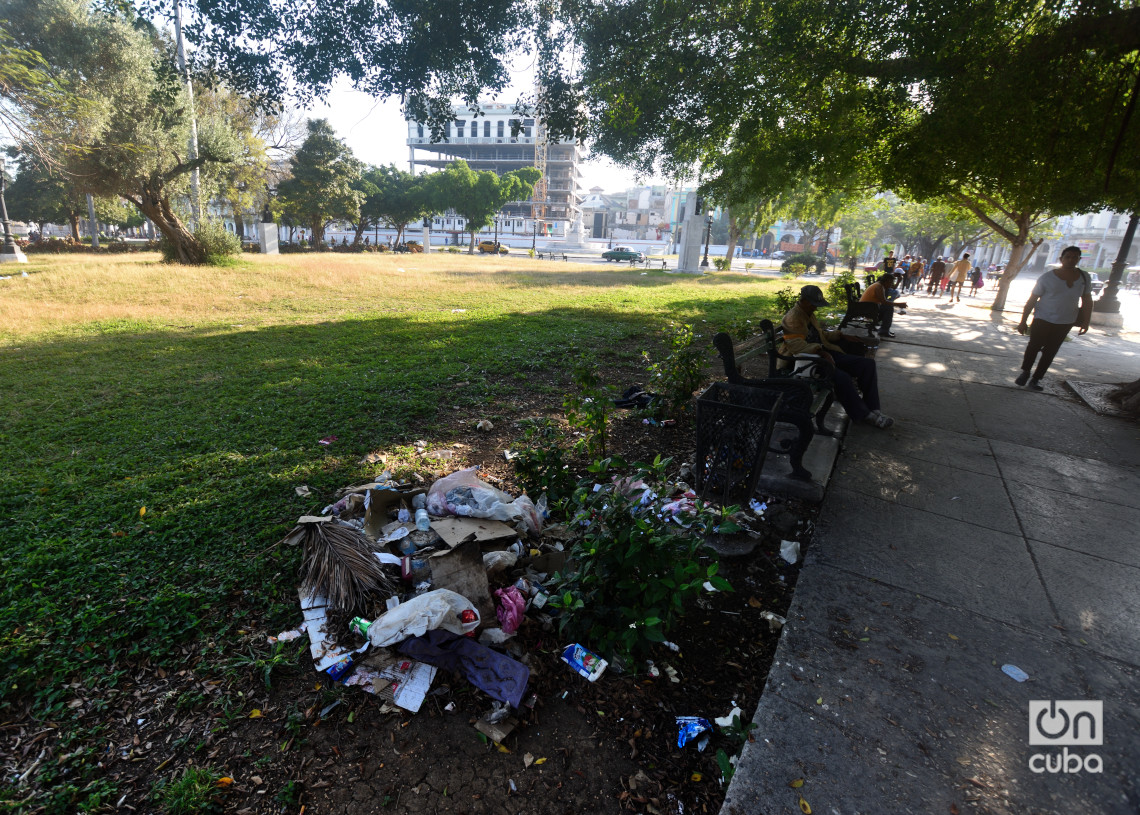 Suciedad y destrucción en el Parque Fraternidad de La Habana. Foto: Otmaro Rodríguez.