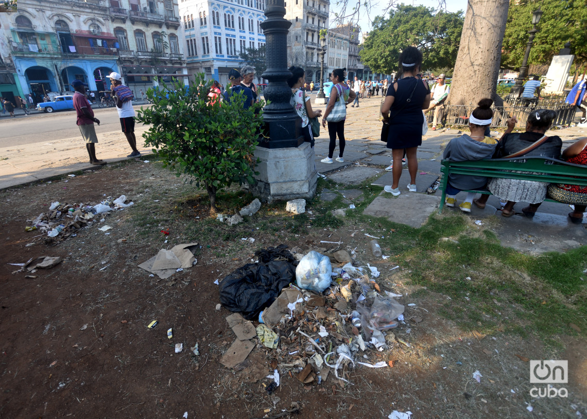 Suciedad y destrucción en el Parque Fraternidad de La Habana. Foto: Otmaro Rodríguez.