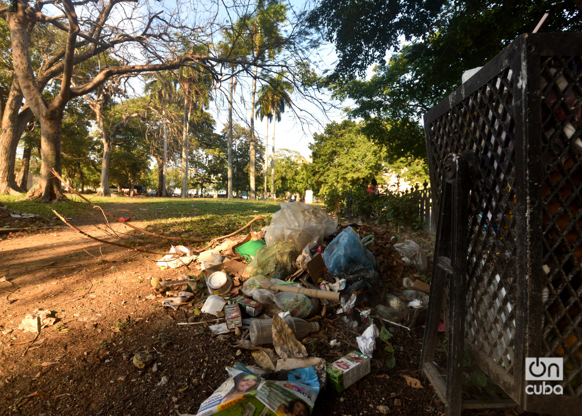 Suciedad y destrucción en el Parque Fraternidad de La Habana. Foto: Otmaro Rodríguez.