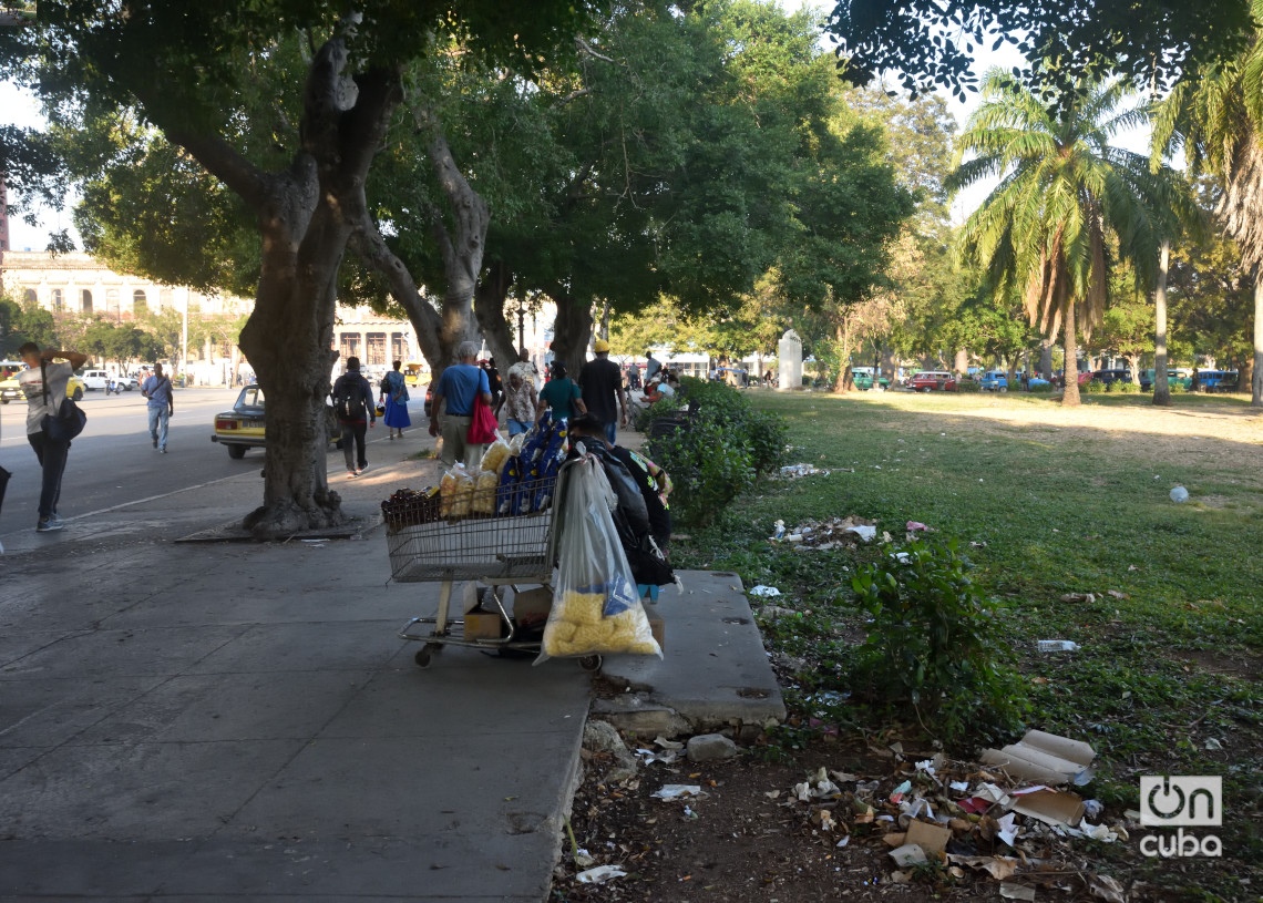 Suciedad y destrucción en el Parque Fraternidad de La Habana. Foto: Otmaro Rodríguez.