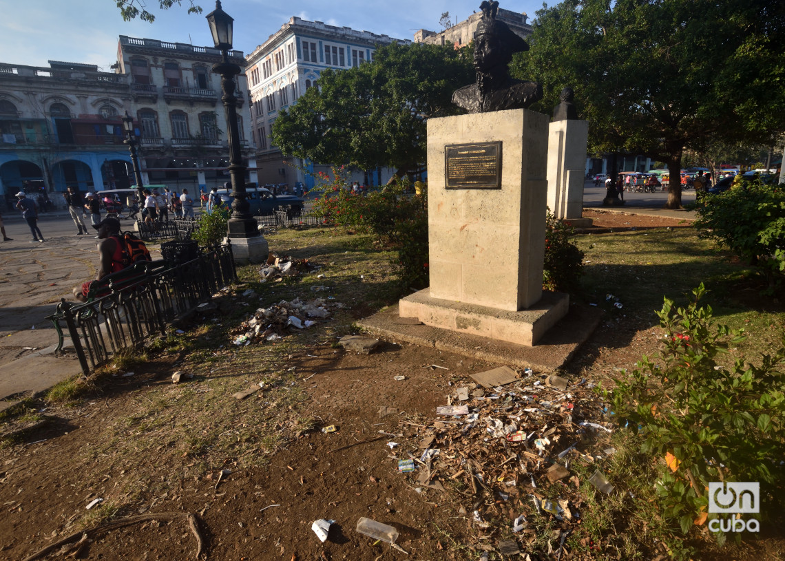 Suciedad y destrucción en el Parque Fraternidad de La Habana. Foto: Otmaro Rodríguez.