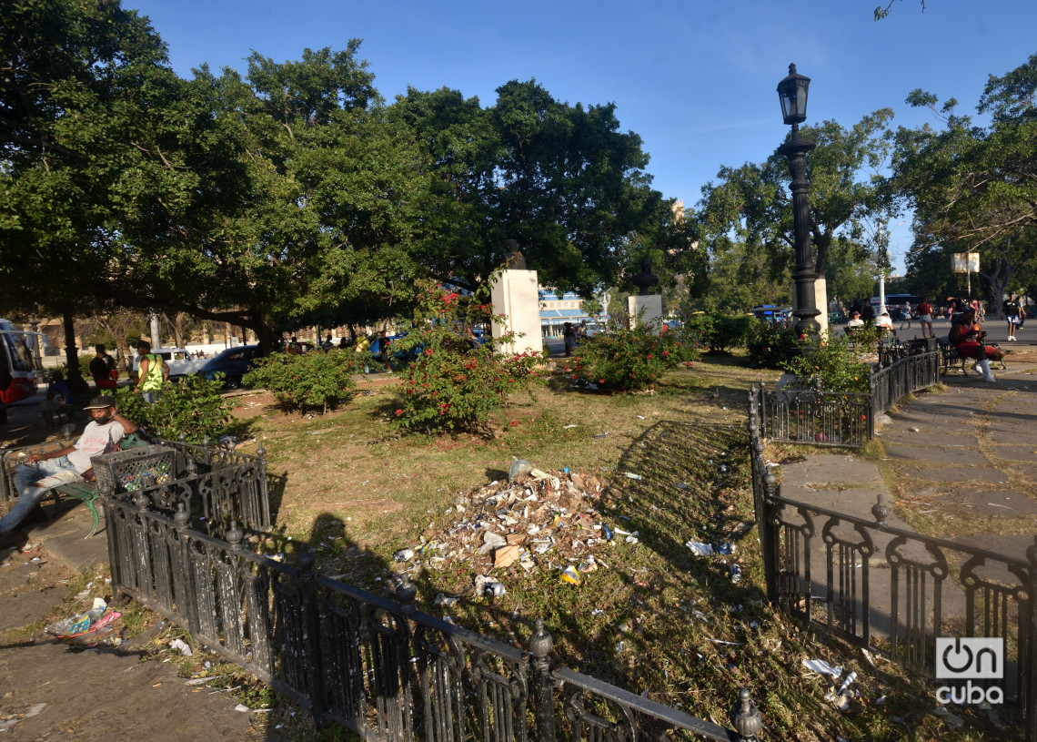 Suciedad y destrucción en el Parque Fraternidad de La Habana. Foto: Otmaro Rodríguez.