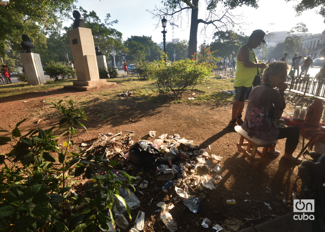 Suciedad y destrucción en el Parque Fraternidad de La Habana. Foto: Otmaro Rodríguez.