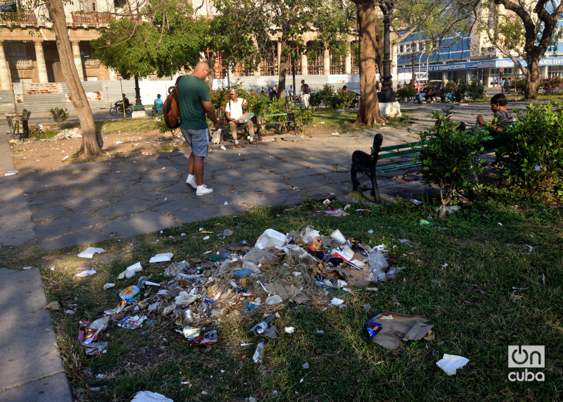 Suciedad y destrucción en el Parque Fraternidad de La Habana. Foto: Otmaro Rodríguez.