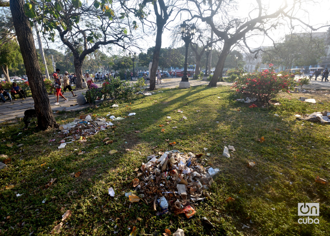 Suciedad y destrucción en el Parque Fraternidad de La Habana. Foto: Otmaro Rodríguez.
