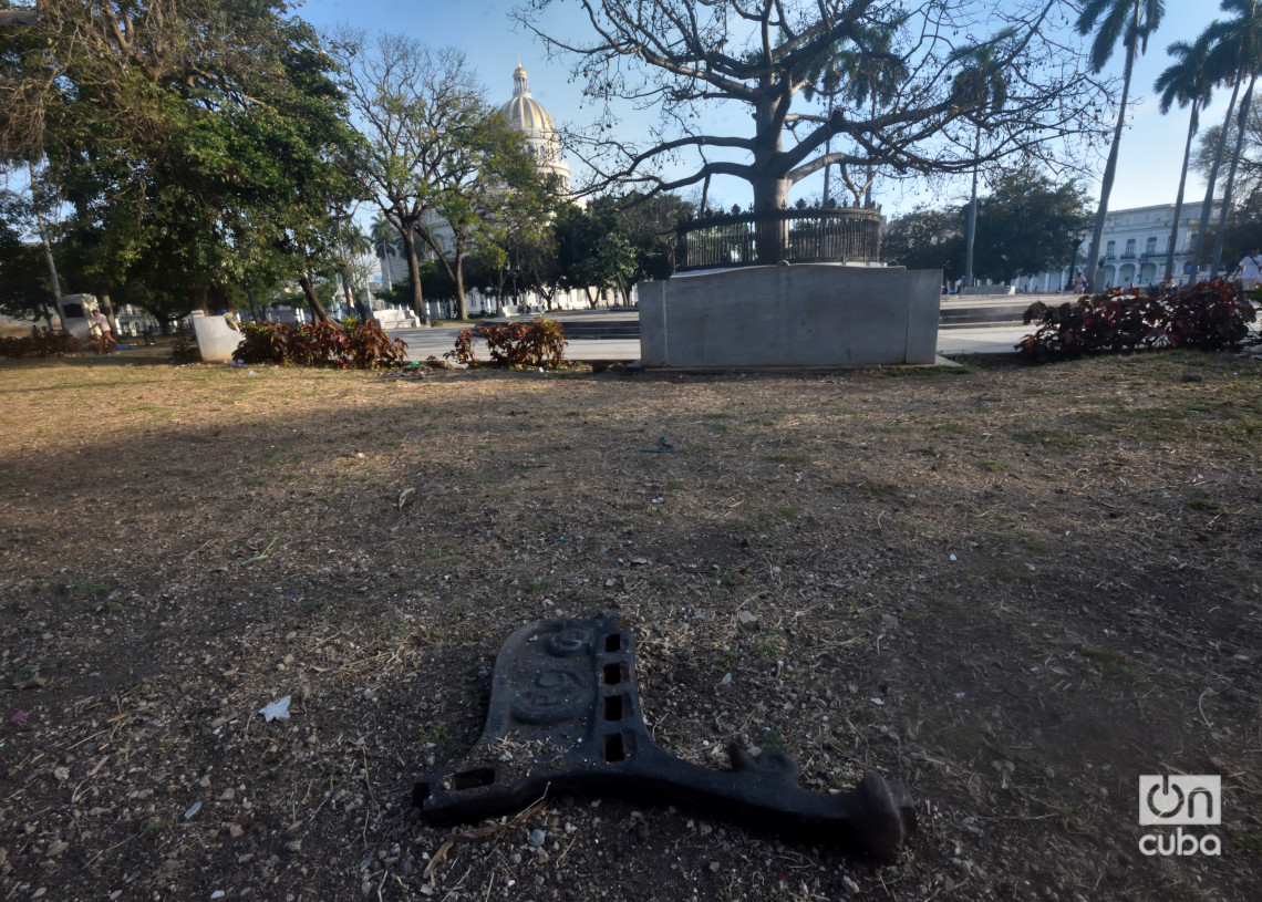 Suciedad y destrucción en el Parque Fraternidad de La Habana. Foto: Otmaro Rodríguez.