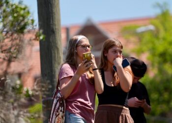 Dos estudiantes en el campus. Foto: Tomada del FB de FSU.