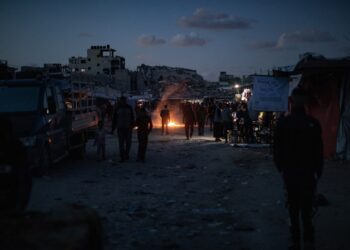 Palestinos caminan al anochecer durante un apagón en el campo de refugiados de Jabalia, en el norte de la Franja de Gaza, el 14 de abril de 2025. Foto:  EFE/EPA/HAITHAM IMAD.